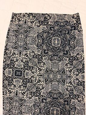 Pretty LuLaRoe black and pale cream pencil skirt
